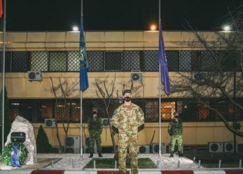 KFOR-i ul flamurin me gjysmështizë në nder të humbjes së Gjeneralit Reinhardt