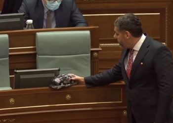 Ardian Kastrati ia dërgon kryeministrit Kurti një “xhip”