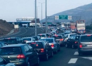 Edhe në “terr” mërgimtarët ia mësyjnë Kosovës, kolona të gjata në pikat kufitare