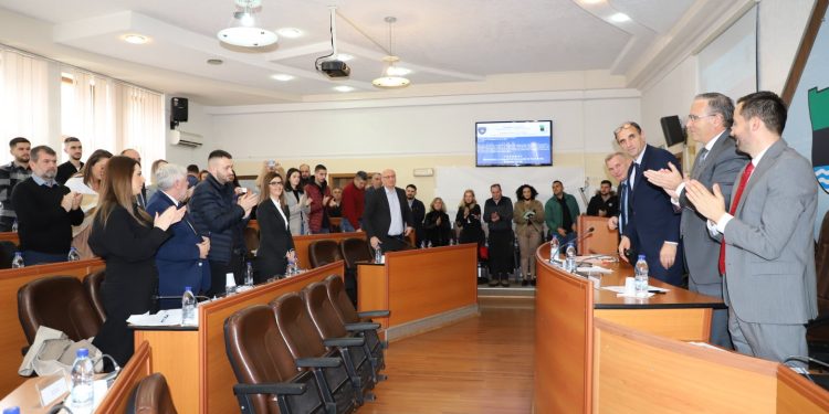 Vesa Broja zgjedhet kryesuese e kuvendit komunal në Mitrovicë