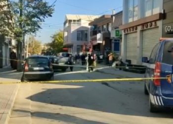 Vritet një person 55-vjeçar në Laç, në kërkim 2 persona