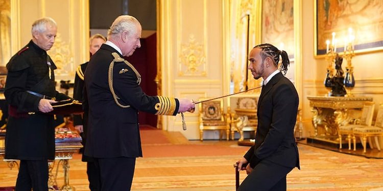 Lewis Hamilton nderohet me titullin e kalorësit në sportet motorike