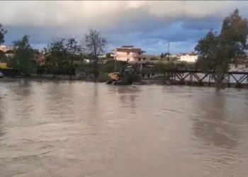 ﻿Lumi ‘’Vjosa’’ del nga shtrati, evakuohen 30 familje