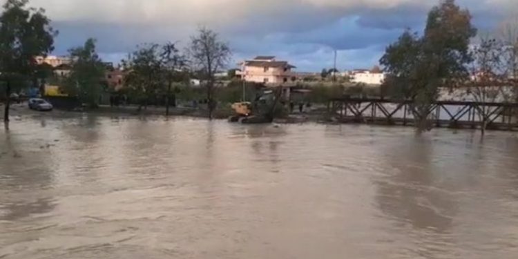 ﻿Lumi ‘’Vjosa’’ del nga shtrati, evakuohen 30 familje