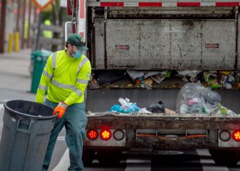 A e dini sa paguhet një punëtor i mirëmbajtjes së ambientit në Norvegji?