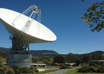 Si realizohet komunikimi kur astronautët ndodhen në hapësirë?