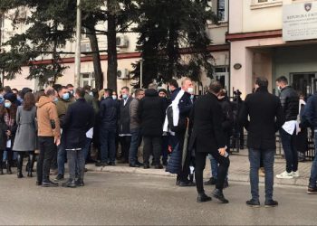 Specializantët protestojnë para Ministrisë së Shëndetësisë, kërkojnë pagesa për kujdestari