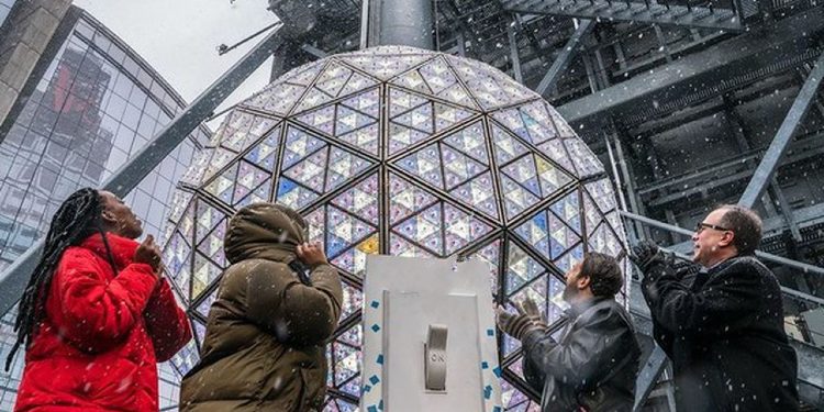 ‘’Time Square’’ gati për Vitin e Ri, topi i kristaltë me dizajn të ri