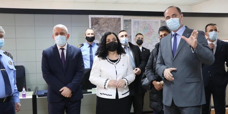 Sveçla falënderon zyrtarët policorë, zjarrfikësit dhe zyrtarët e instutucioneve të Kosovës