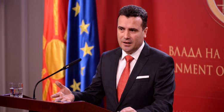 Zoran Zaev dorëzon në Kuvend dorëheqjen nga posti i kryeministrit