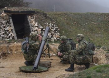 Forcat serbe stërviten përgjatë vijës administrative me Kosovën