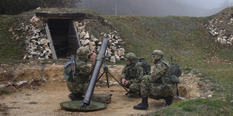 Forcat serbe stërviten përgjatë vijës administrative me Kosovën