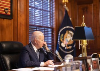 Biden i thotë Zelenskit se SHBA do t’i përgjigjet me vendosmëri nëse Rusia pushton