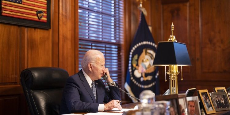Biden i thotë Zelenskit se SHBA do t’i përgjigjet me vendosmëri nëse Rusia pushton