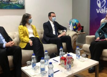 Kurti e Rizvanolli vizitojnë Telekomin e Kosovës