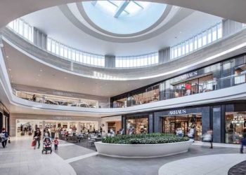 2 persona u plagosën pas një grindjeje në një qendër tregtare në Amerikë