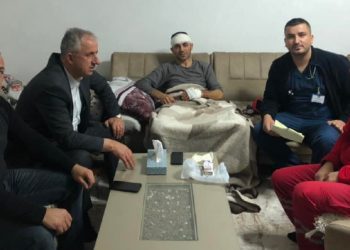 Bali Muharremaj viziton policin e sulmuar në Samadraxhë: Gradualisht po shërohet