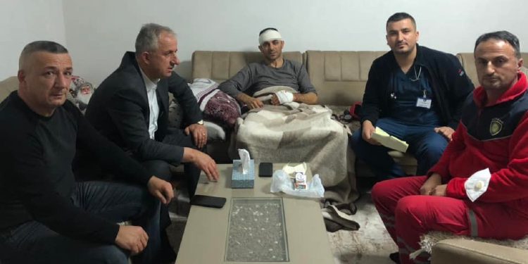 Bali Muharremaj viziton policin e sulmuar në Samadraxhë: Gradualisht po shërohet