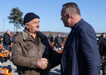 Shpërndahen 70 Motkultivatorë dhe Freza për fermerët në Deçan