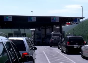 Kolona të gjata në pikën kufitare Kosovë-Maqedoni e Veriut