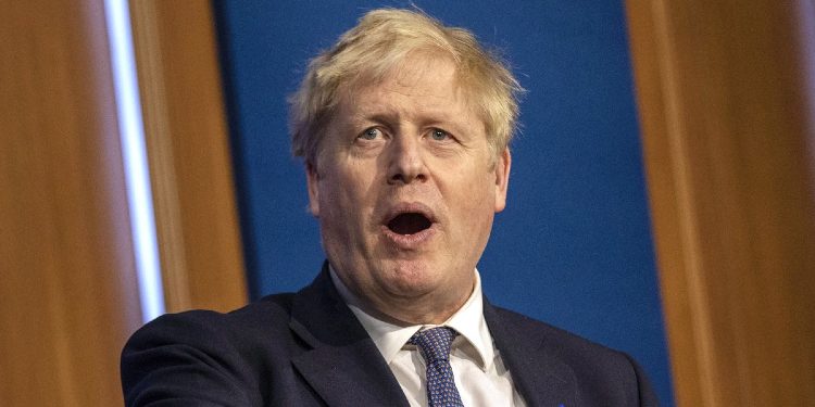 Deputetët e Johnsonit ia kërkojnë dorëheqjen, shkak që mori pjesë në një ndejë