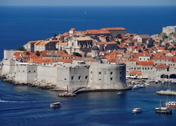 E pazakontë, në mes të dimrit kroatët shijojnë plazhin në Dubrovnik!