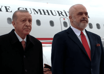 Presidenti Erdogan arrin në Laç për të dorëzuar çelësat e banesave