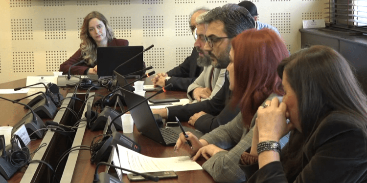 Debat i ashpër në Komisionin për Arsim, lëshon mbledhjen Eliza Hoxha