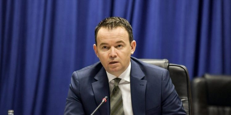 Peci: Do të angazhohemi për zgjidhjen e çështjes së qenëve endacak