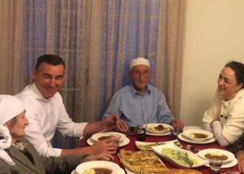 Ndërron jetë nëna e Kadri Veselit