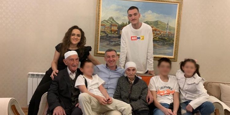 Në takimin e fundit Veseli nuk u lejua të qëndrojë vetëm me nënën e tij