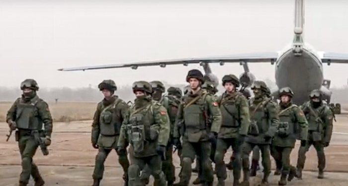 6 avionë me trupa paqëruajtëse nga Rusia tërhiqen nga Kazakistani