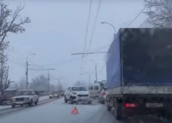 Reshjet e borës bllokojnë rrugët në Krime