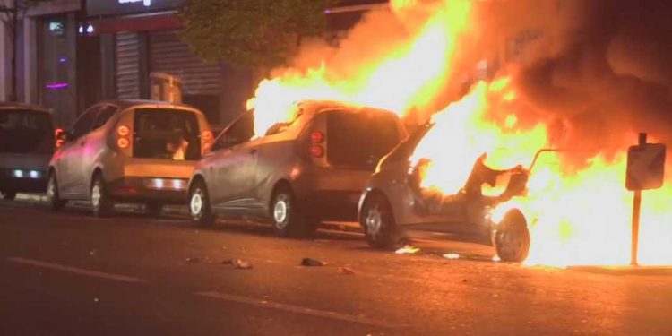 Francezët djegin mbi 870 makina gjatë ndërrimit të viteve