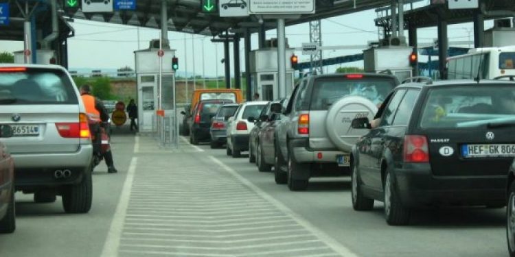 Hasani: Shqyrtoni vendimin ku kërkohen 3 doza vaksine për të hyrë në Kosovë