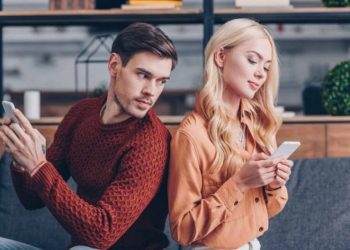 Këto janë gjërat që i bëjnë meshkujt xheloz tek partnerja e tyre