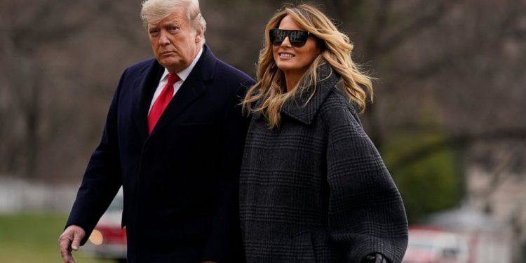 Melania Trump nxjerrë në ankand kapelën e saj të bardhë