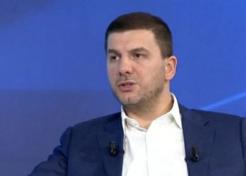 Krasniqi kujton vëllezërit Gërvalla dhe Kadri Zekën: 3 shqiptarë ranë, mijëra u ngritën!