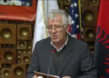 Ekrem Lladrovci boton monografinë për Fehmi dhe Xhevë Lladrovcin