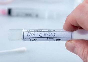 Simptomat e Omicronit, prekë më shumë fytin dhe më pak mushkëritë