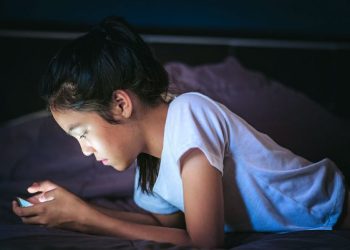 Pse janë të rrezikuar adoleshentët që rrinë zgjuar natën vonë?!