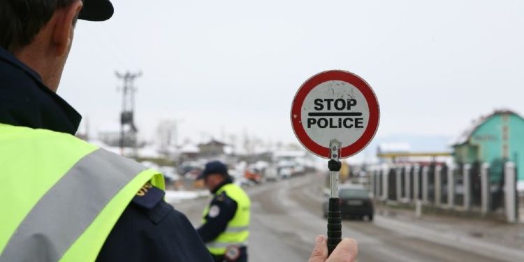 Mbi 2.000 gjoba për qytetarët që nuk respektuan rregullat në trafik