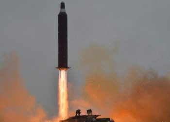 Koreja e Veriut lëshon një raketë balistike në det