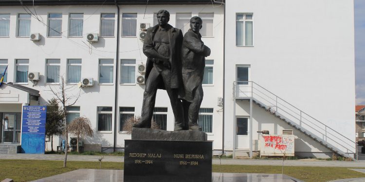 PDK përkujton Rexhep Malën dhe Nuhi Berishën: Në histori të 2 zënë vend në piedestal