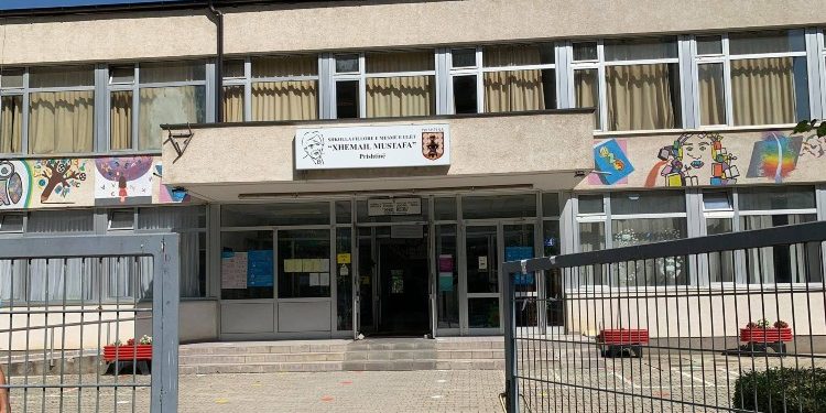 Në shkollën “Xhemail Mustafa” 30 nxënës dhe një mësimdhënës infektohen me koronavirus