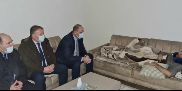 Drejtori i Policisë viziton zyrtarin policor që u ther me thikë në Suharekë