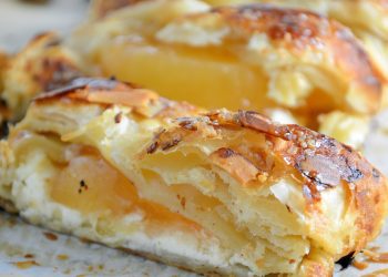 Strudel me reçel ftoi dhe rrush të thatë