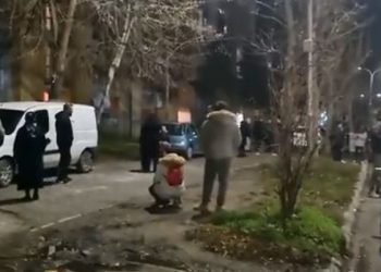 Qytetarët dalin nga banesat pas tërmetit të mbrëmshëm në Maqedoninë e Veriut