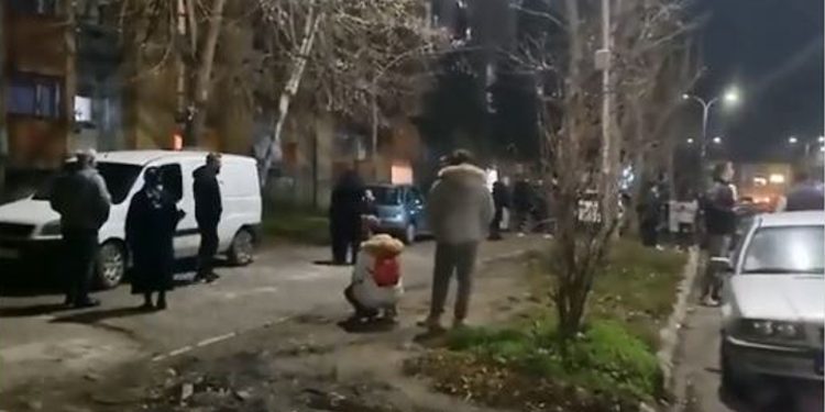 Qytetarët dalin nga banesat pas tërmetit të mbrëmshëm në Maqedoninë e Veriut