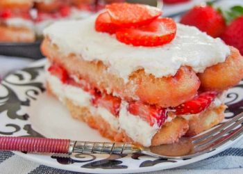 Tiramisu e shtëpisë me luleshtyrdhe